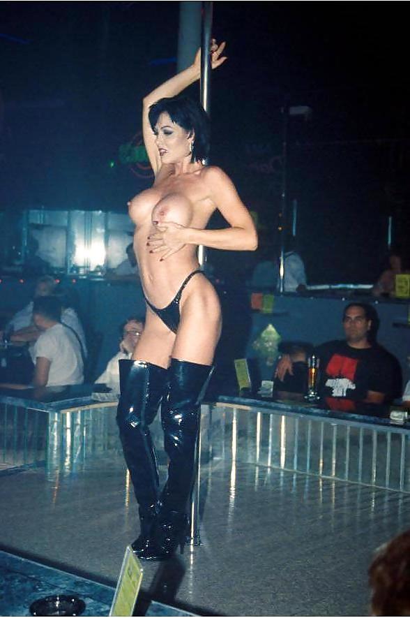 25P Jeanna Fine on stage