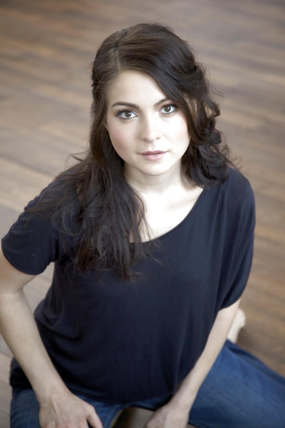 9P Sexy german actress Henriette Richter-Roehl - babe feet legs