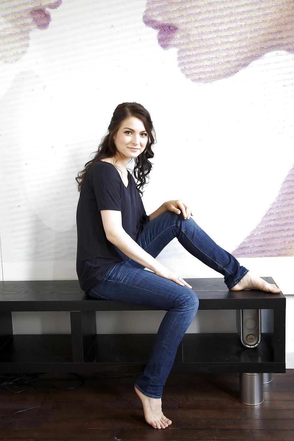 9P Sexy german actress Henriette Richter-Roehl - babe feet legs