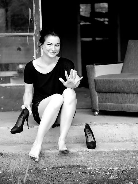 9P Sexy german actress Henriette Richter-Roehl - babe feet legs