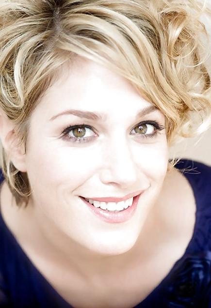 17P Sexy german actress Julia Stinshoff - milf, blonde