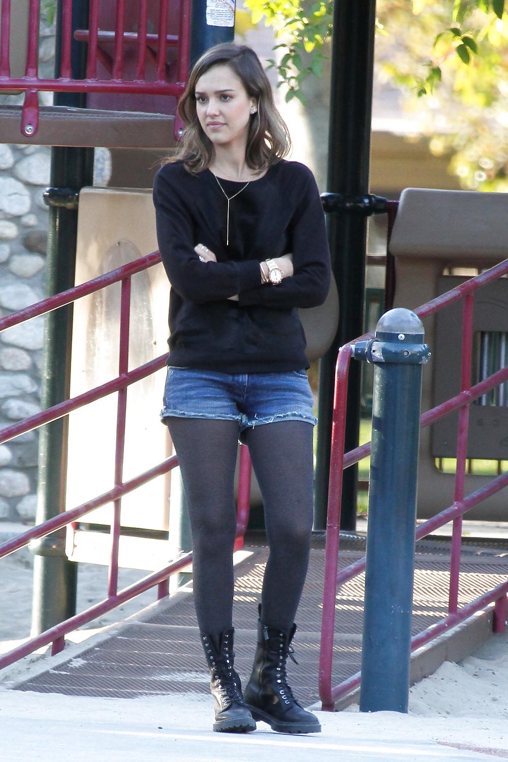 25P Celebrities In Pantyhose 14