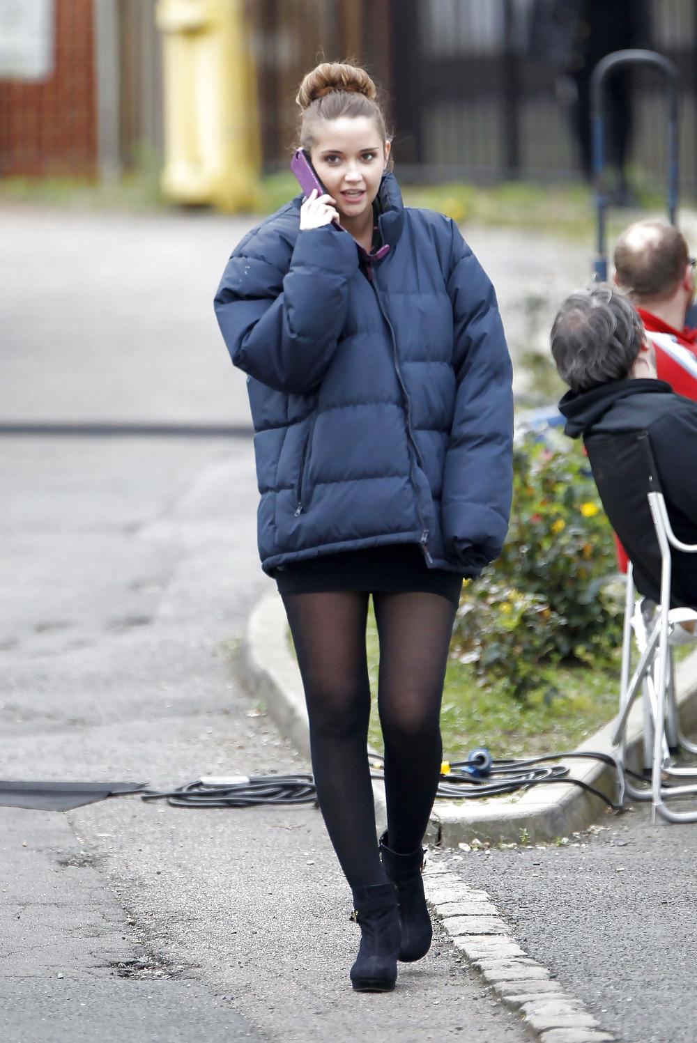 25P Celebrities In Pantyhose 14