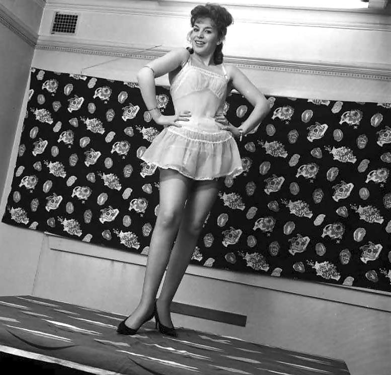 25P 1960s English lady shows legs