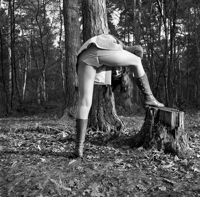 25P 1960s English lady shows legs