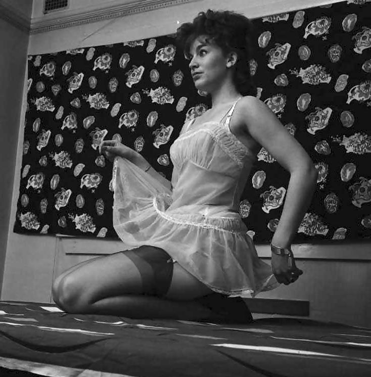 25P 1960s English lady shows legs
