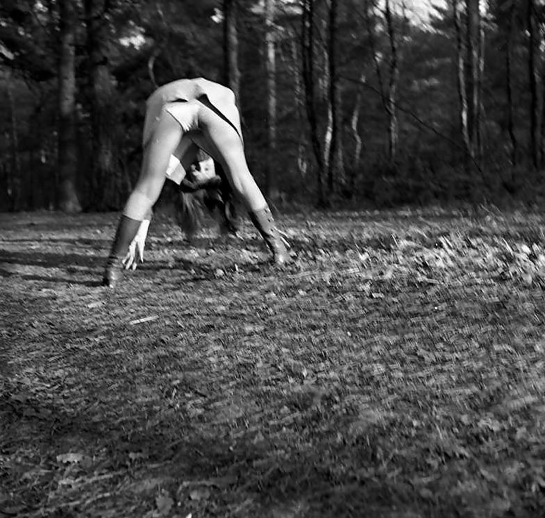 25P 1960s English lady shows legs