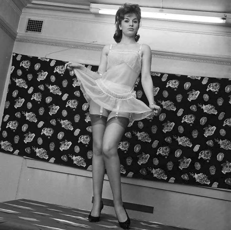 25P 1960s English lady shows legs