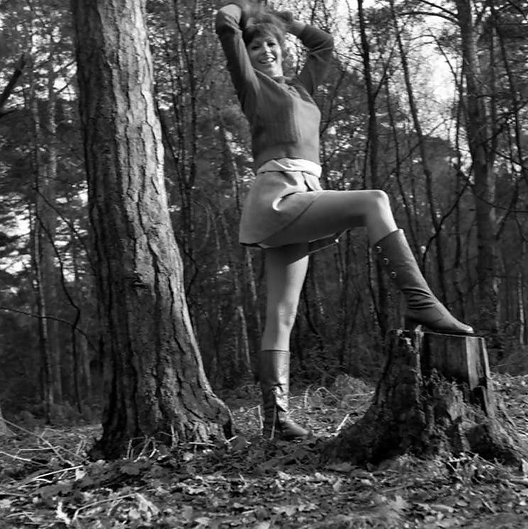 25P 1960s English lady shows legs