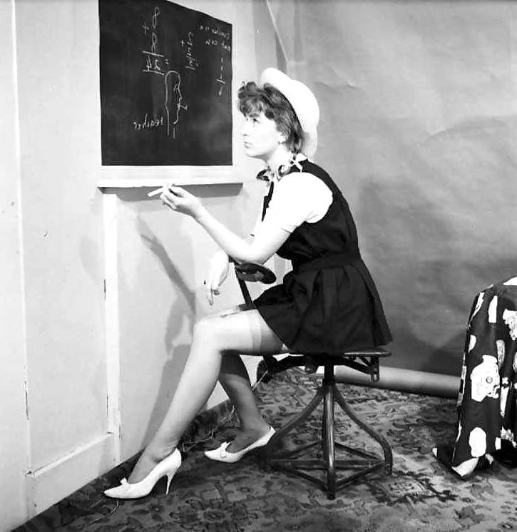 25P 1960s English lady shows legs