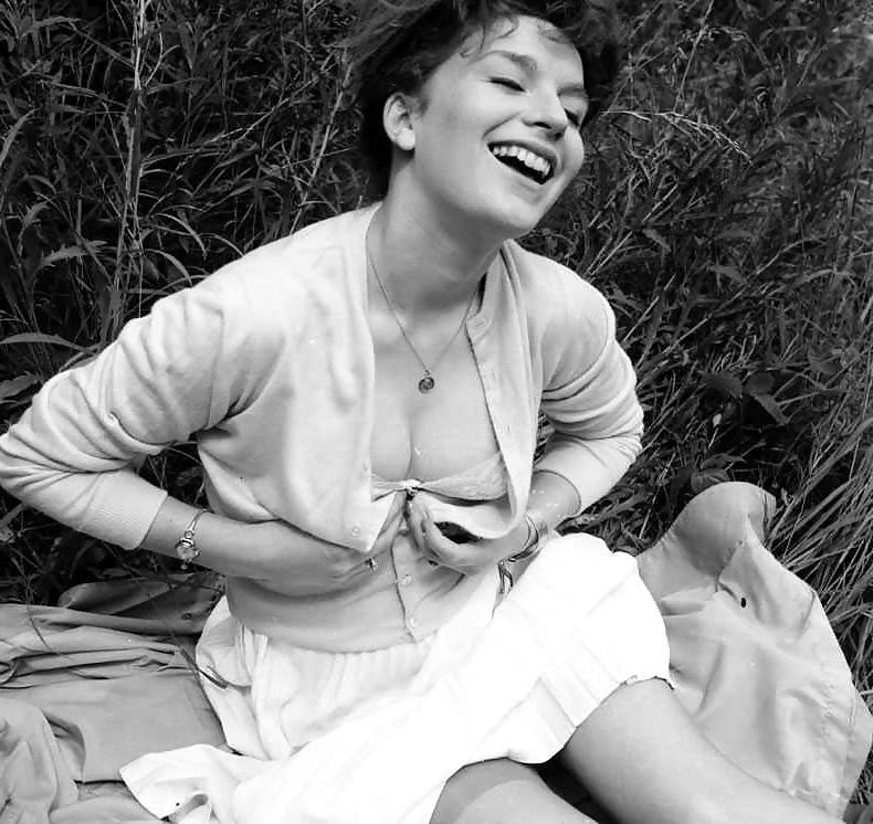 25P 1960s English lady shows legs