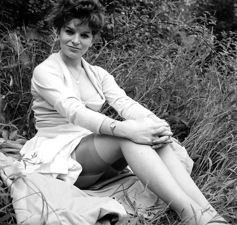 25P 1960s English lady shows legs