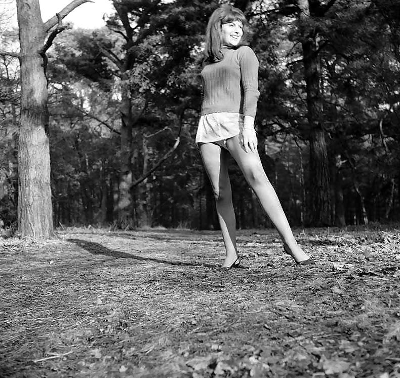 25P 1960s English lady shows legs