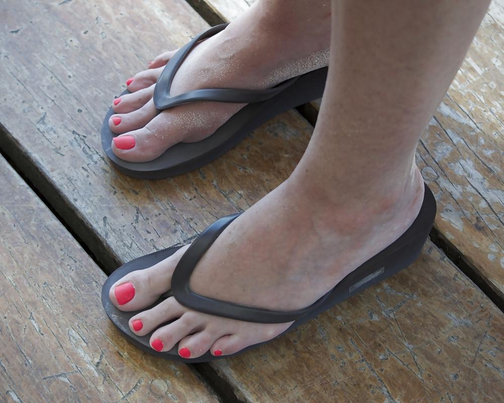 25P Feet on the street IV