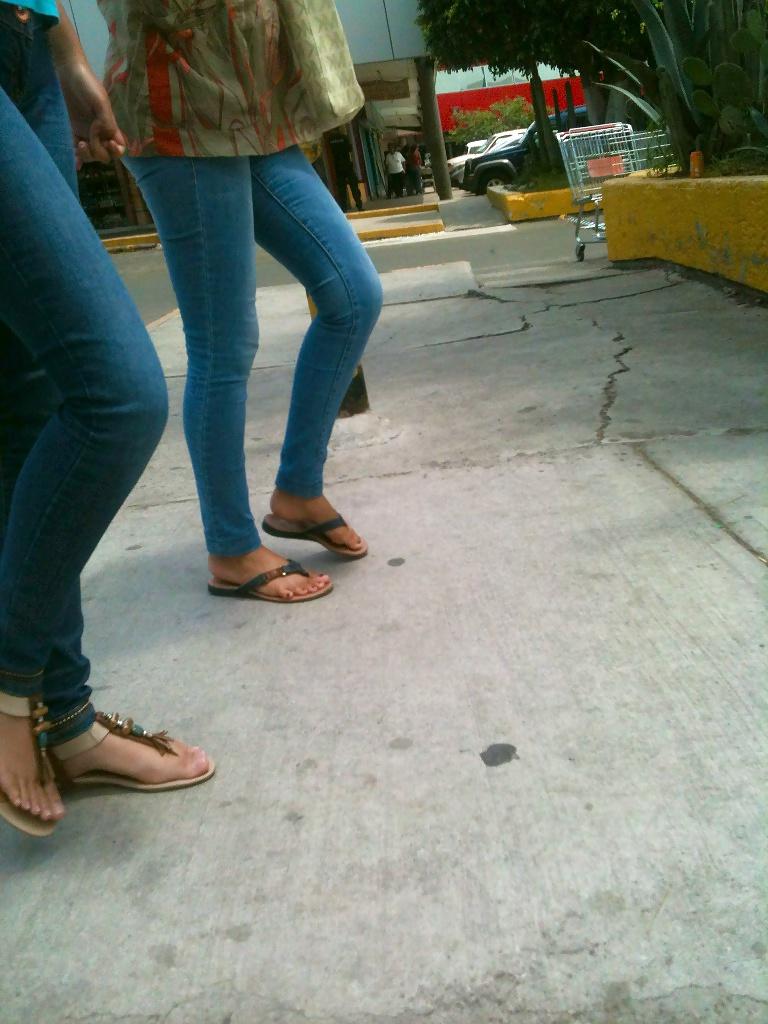 25P Feet on the street IV
