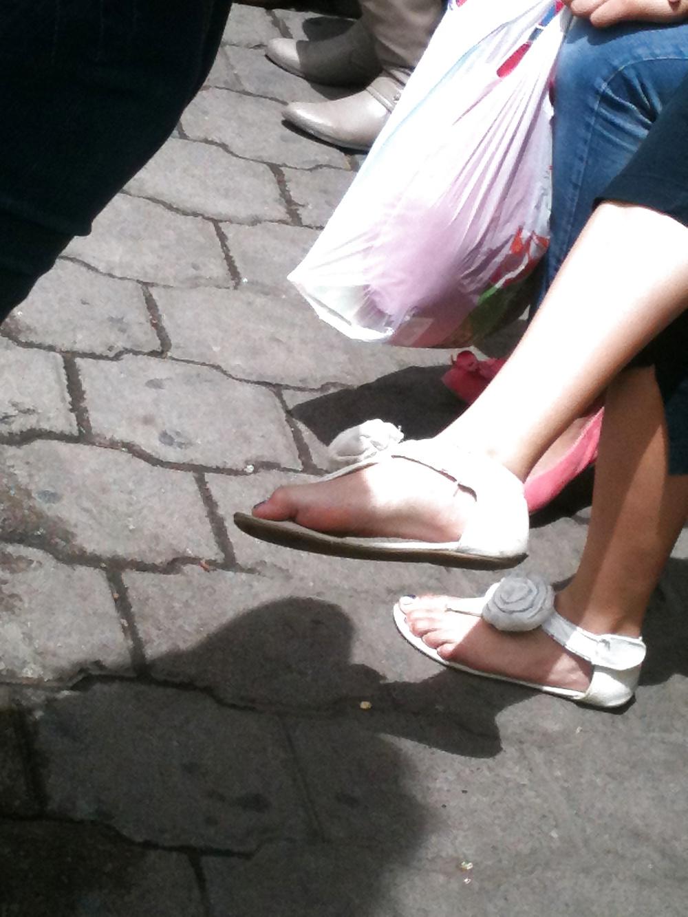 25P Feet on the street IV