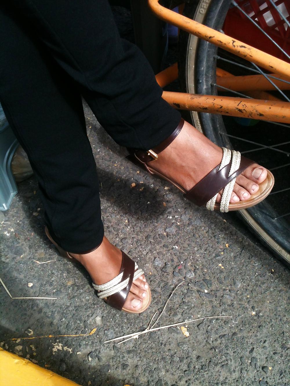 25P Feet on the street IV