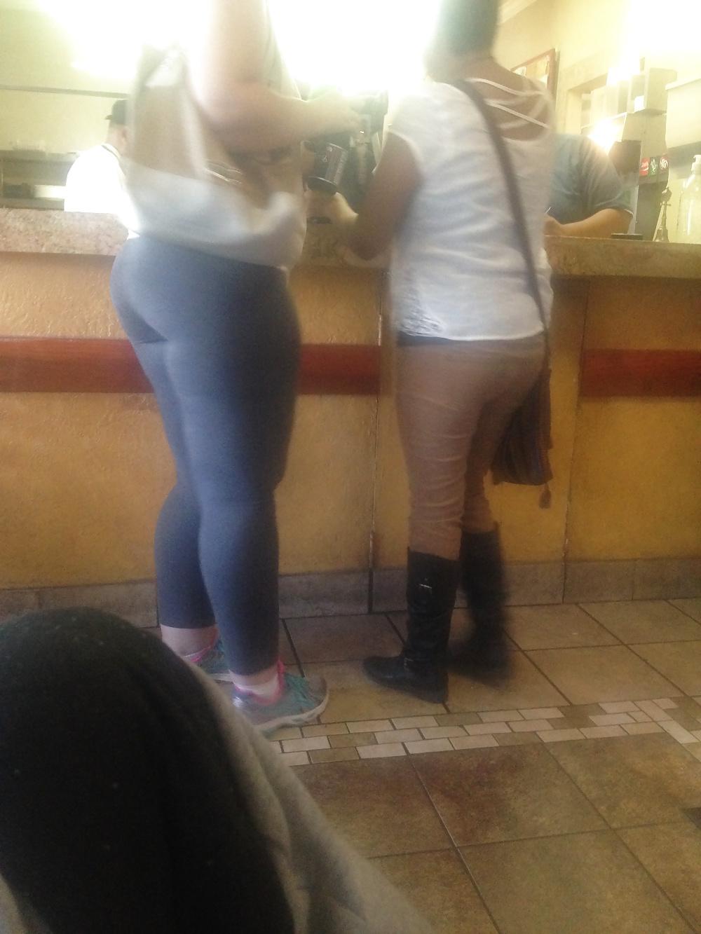 10P I love random huge thighs and booty