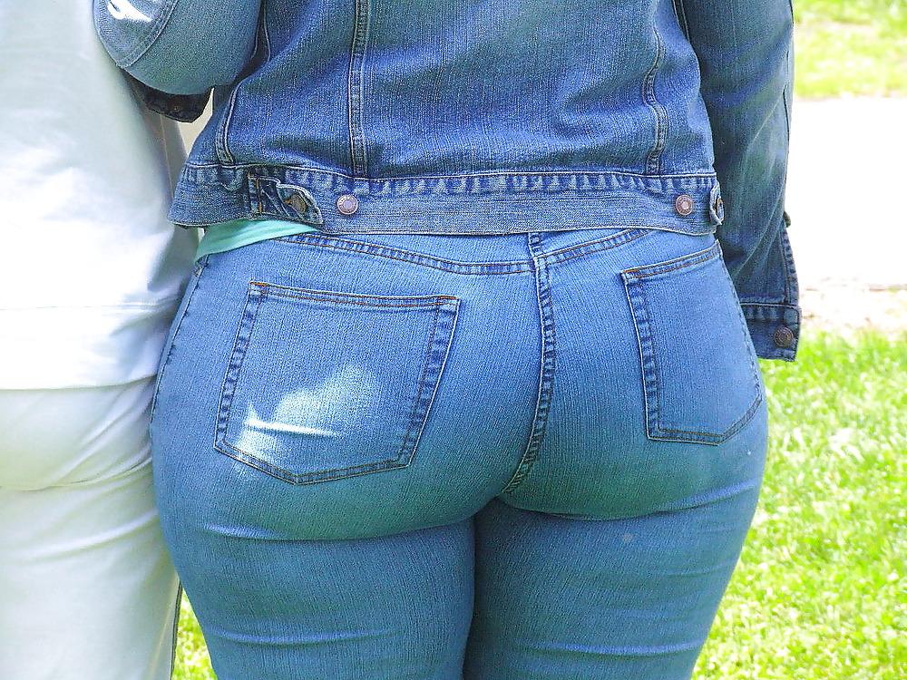 25P Candid Booty !