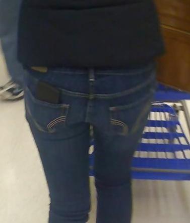 25P Candid Booty !