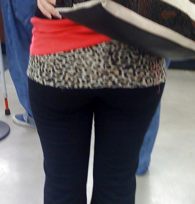 25P Candid Booty !