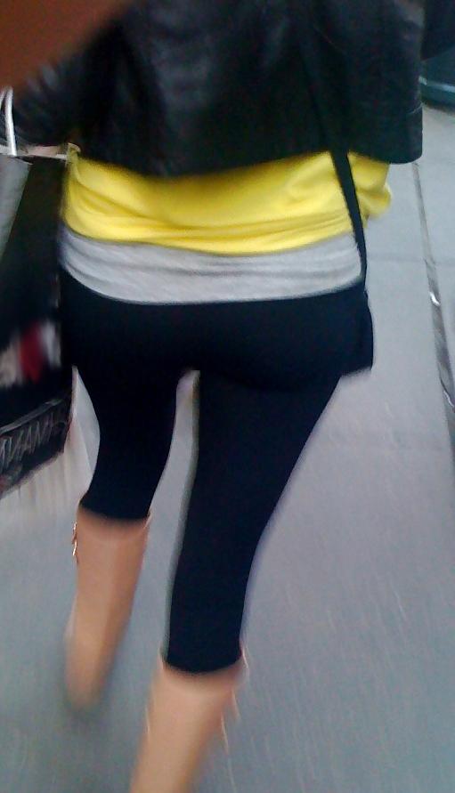 25P Candid Booty !