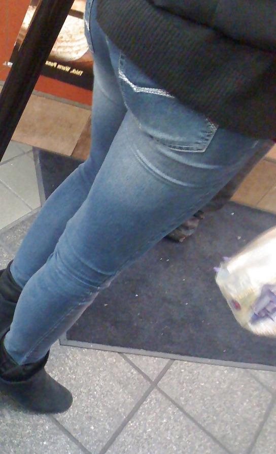 25P Candid Booty !