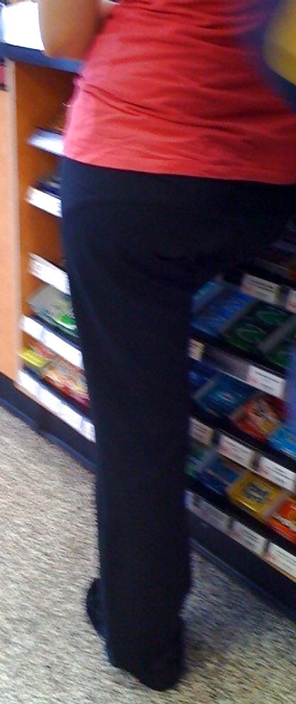 25P Candid Booty !