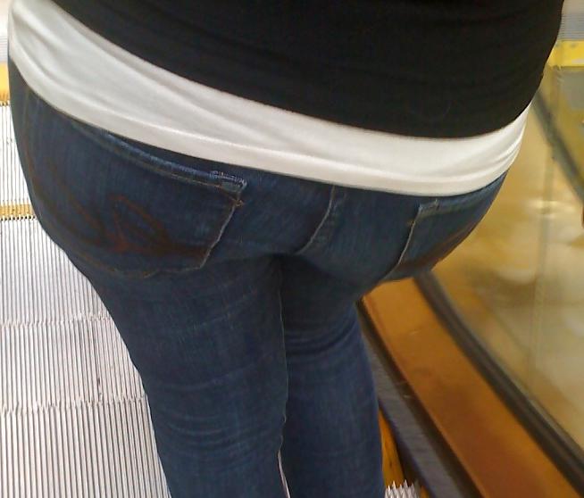 25P Candid Booty !