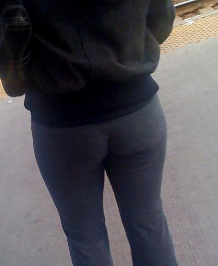 25P Candid Booty !