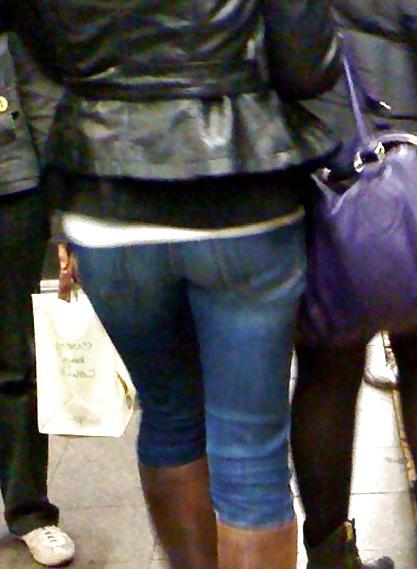 25P Candid Booty !