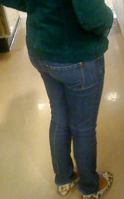 25P Candid Booty !