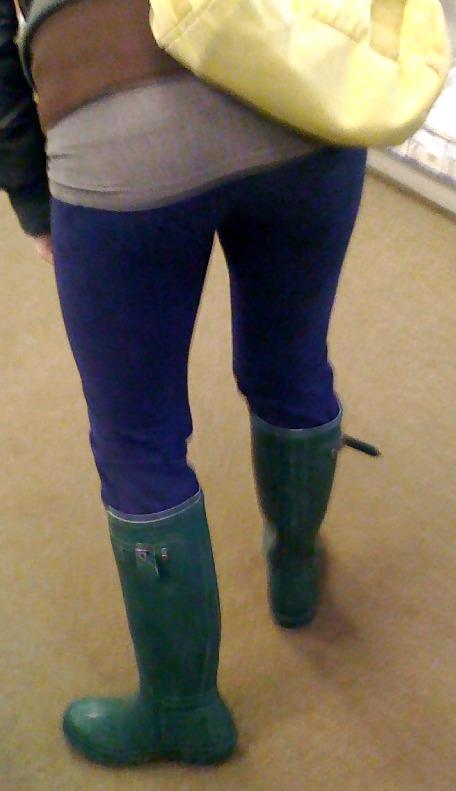 25P Candid Booty !