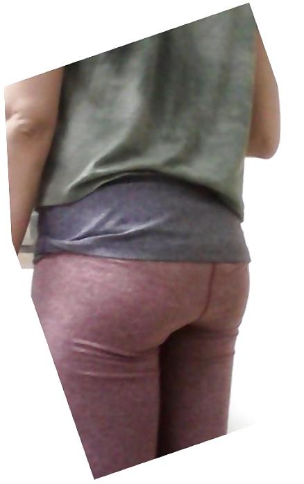 8P Tight latina booty in yoga pants