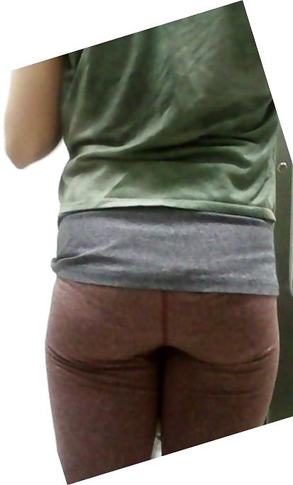 8P Tight latina booty in yoga pants