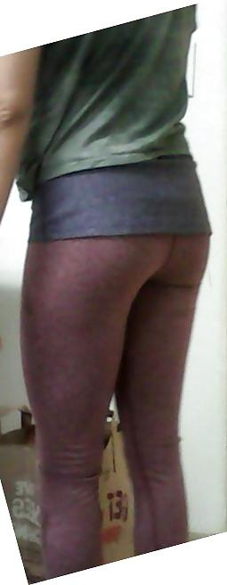 8P Tight latina booty in yoga pants