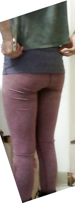 8P Tight latina booty in yoga pants