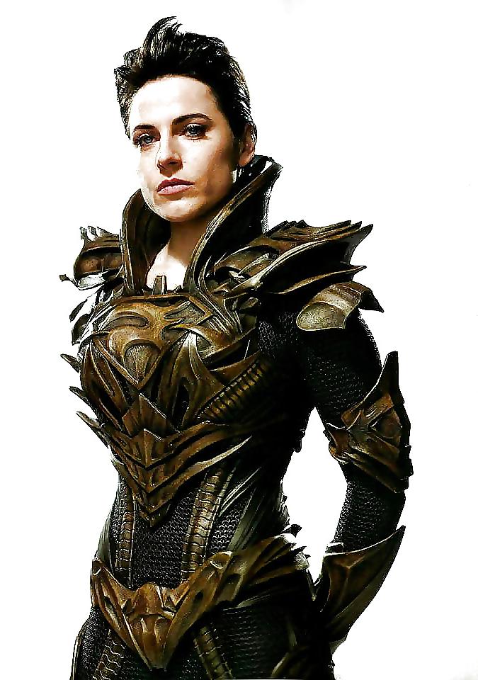 25P Antje Traue collection