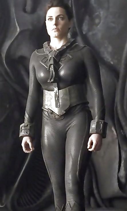 25P Antje Traue collection