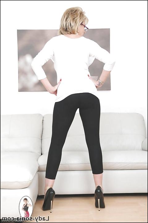 25P Ragazza in leggings 