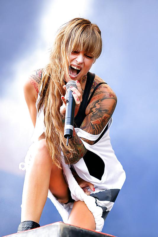 24P Jennifer Rostock