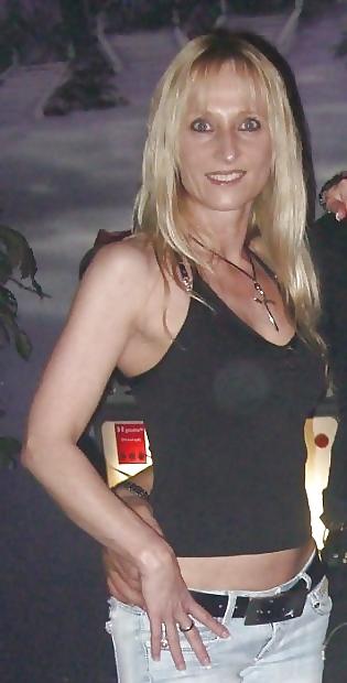 13P Milf Schlampe kriegts in Fotze u Arsch. Milf cunt gang bang