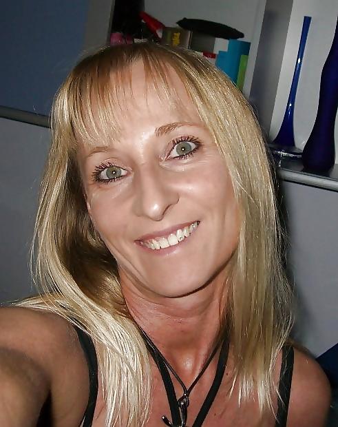 13P Milf Schlampe kriegts in Fotze u Arsch. Milf cunt gang bang