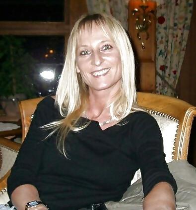 13P Milf Schlampe kriegts in Fotze u Arsch. Milf cunt gang bang