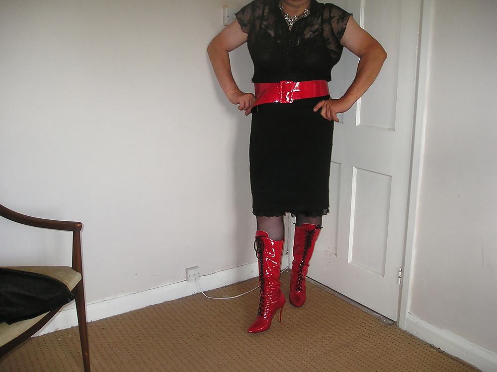 21P Red  Boots Black Skirt