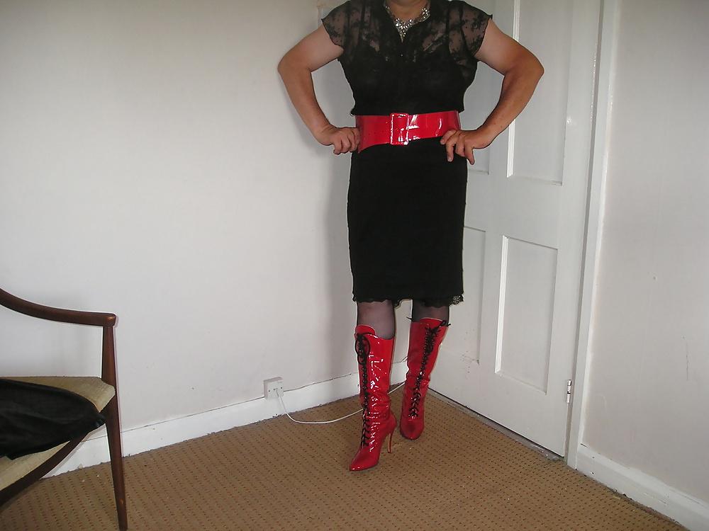 21P Red  Boots Black Skirt