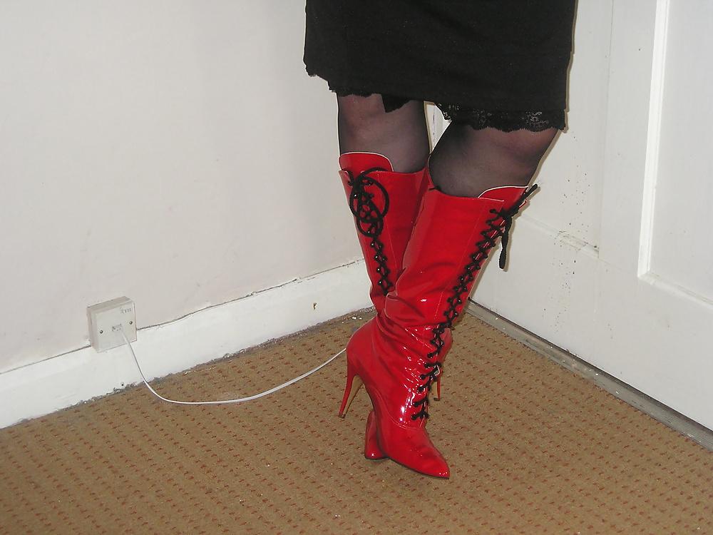 21P Red  Boots Black Skirt
