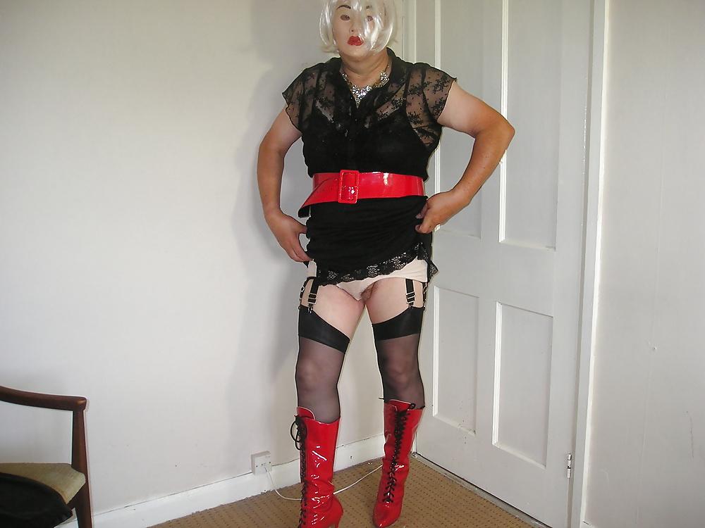 21P Red  Boots Black Skirt
