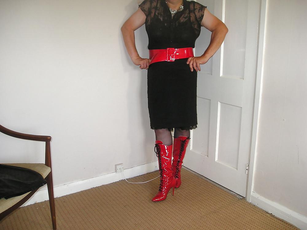 21P Red  Boots Black Skirt