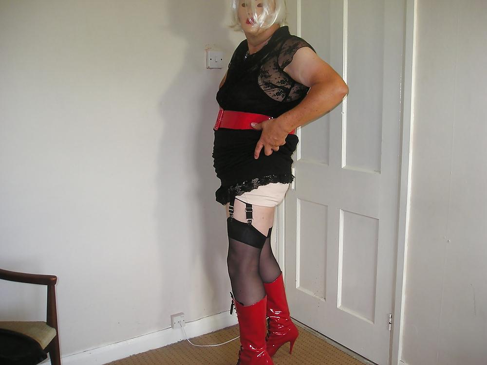 21P Red  Boots Black Skirt